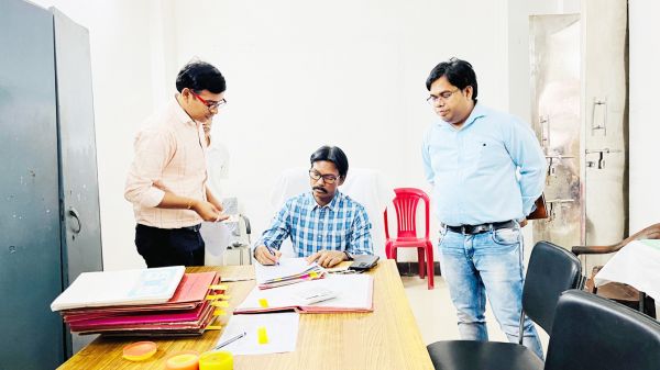 कलेक्टर ने डबल लॉक स्ट्रांग रूम का किया निरीक्षण