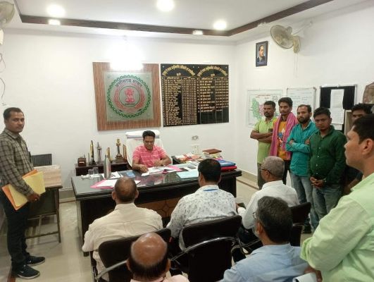 त्रिपक्षीय बैठक के बाद ठेका मजदूरों की भूख हड़ताल स्थगित 