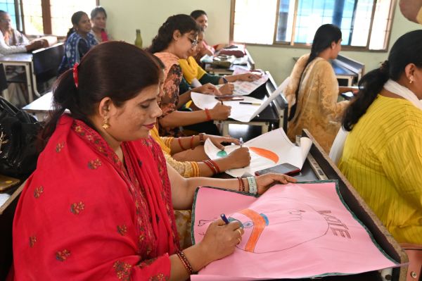 शिक्षकों ने शत-प्रतिशत मतदान करने दिया संदेश