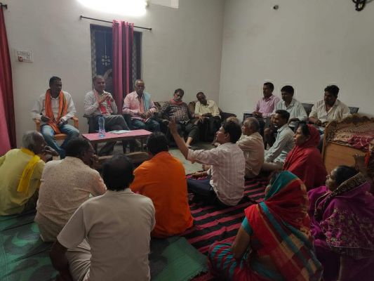 पूर्व सांसद यादव ने पनेका-बांकल में बूथ कार्यकर्ताओं से की चर्चा
