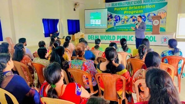 विद्यालय और अभिभावकों के बीच संचार को बढ़ावा देने कार्यक्रम 