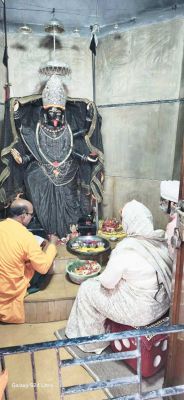 होरा ने सपत्नीक काली मंदिर में की पूजा-अर्चना