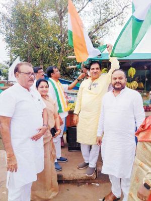 पीसीसी चीफ ने कुरूद में बांधा कांग्रेस का झंडा