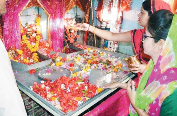 नवरात्र शुरू, देवी मंदिरों में उमड़ी भीड़