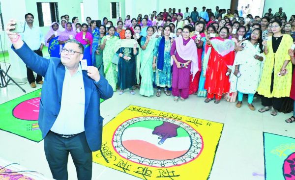 सेल्फी विथ ईपिक अभियान में कलेक्टर हुए शामिल