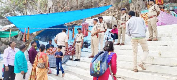 मंदिर में तैनात जवानों व दुकानदारों को निर्देश