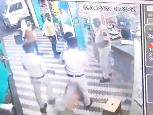 पुलिसकर्मियों से मारपीट, वर्दी फाड़ी