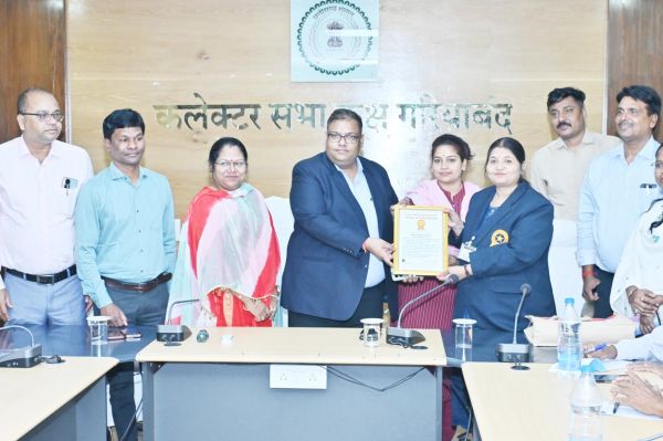 नारी शक्तियों ने मतदाता कार्ड संग सेल्फी लेकर गोल्डन बुक ऑफ वल्र्ड रिकार्ड में दर्ज कराया जिले का नाम