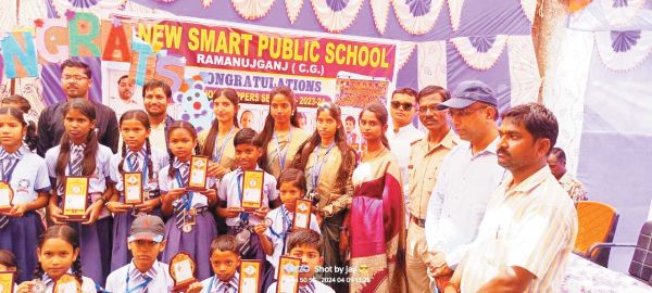न्यू स्मार्ट पब्लिक स्कूल में वार्षिक पुरस्कार वितरण समारोह
