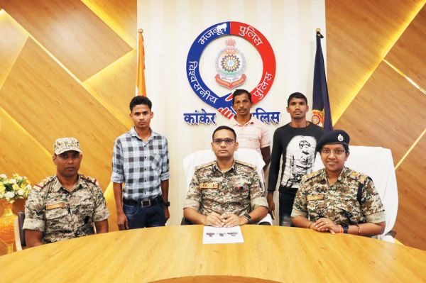 ईनामी सहित 3 नक्सलियों का समर्पण