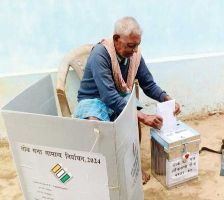 होम वोटिंग: लुभा के 3 दृष्टिबाधित भाई-बहनों ने किया मतदान