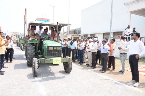 कलेक्टर ने ट्रैक्टर चलाकर दिया मतदाता जागरूकता का संदेश
