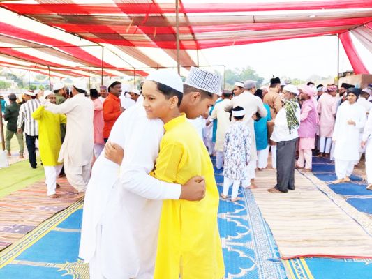 गले मिलकर ईद की खुशियों का किया इजहार, घर-घर सेवईयों की महक