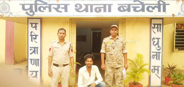 मतदाता पर्ची वितरण करने आये बीएलओ सेअभ्रद व्यवहार, बंदी