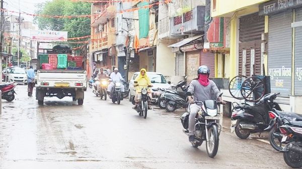 बेमौसम बारिश से गर्मी गायब