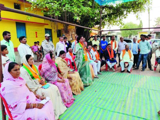 रूपकुमारी चौधरी ने कुर्रा में किया जनसंपर्क 