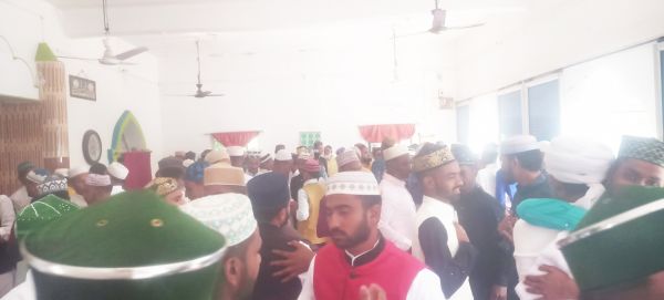 ईद की नमाज अदा कर मांगी अमन-चैन और शांति की दुआएं