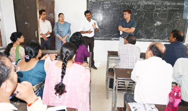 पूरक प्रशिक्षण में शामिल हुए कलेक्टर, प्रशिक्षण कार्य का लिया जायजा