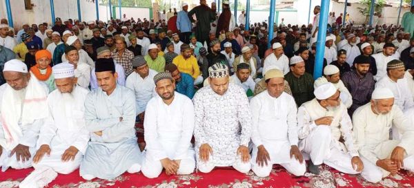 ईद की नमाज अदा कर मांगी, अमन-चैन और खुशहाली की दुआ