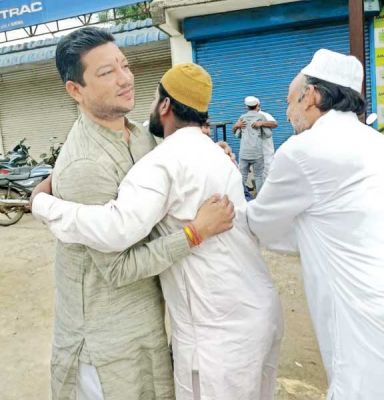 गले मिलकर दी ईद की मुबारकबाद