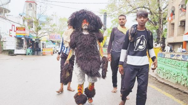 मां बम्लेश्वरी को प्रसन्न करने बाघ की वेशभूषा में दर्शन के लिए निकला रायपुर का युवक