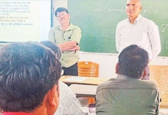 मतदान अफसरों को प्रोजेक्टर से बताई बारीकियां