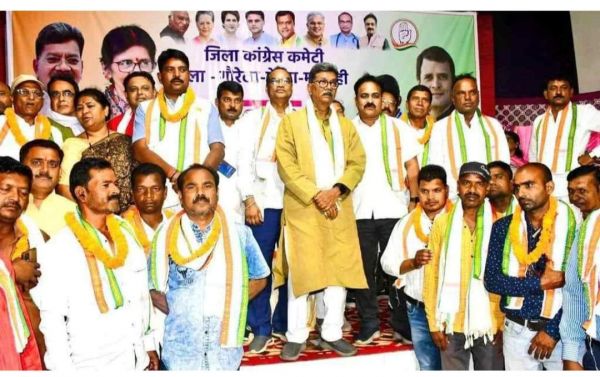 आदिवासी नेता गुलाब राज  व समर्थक कांग्रेस में 