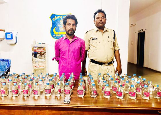 शराब संग आरोपी पकड़ाया