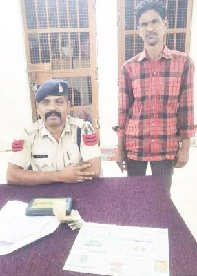 सट्टा-पट्टी लिखते आरोपी पकड़ाया