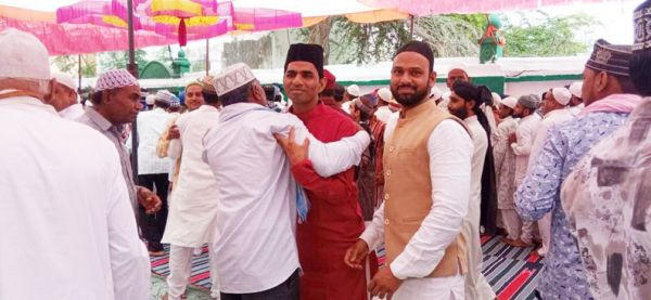 एक-दूसरे को गले मिलकर दी ईद की बधाई