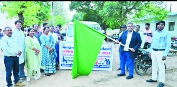 कलेक्टर ने झंडी दिखा दिव्यांग रथ किया रवाना, मतदाता जागरूकता रैली भी