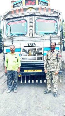 ट्रक में लोड लोहे का  10 टन स्क्रैप जब्त  