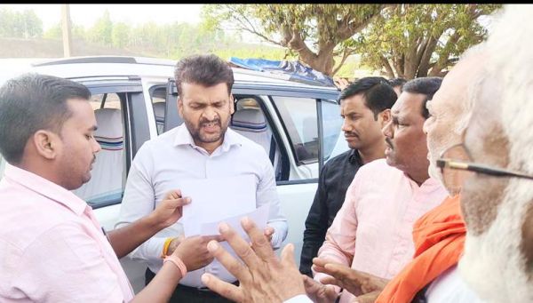 लोनिवि के प्रमुख अभियंता का काफिला रोककर कुसमी व सामरी के लोगों ने गिनाईं समस्या