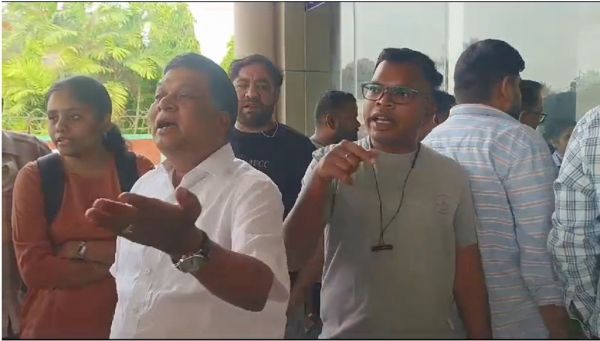 देखें VIDEO : हैदराबाद के लिए नहीं उड़ी फ्लाइट, यात्रियों ने किया हंगामा