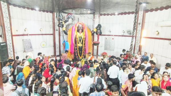 पंचमी पर विशेष श्रृंगार के साथ पूजा-अर्चना
