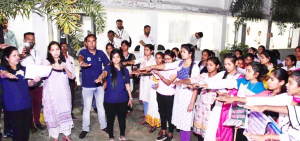 युवाओं ने रंगोली-दीप जलाकर की शत-प्रतिशत मतदान करने अपील