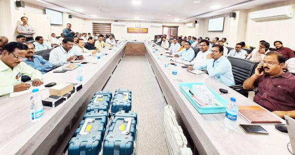 अफसरों को ईवीएम का दिया गया प्रशिक्षण