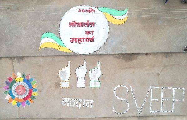 मतदान के लिए प्रेरित करने सांकरदहरा में दीपदान का कार्यक्रम