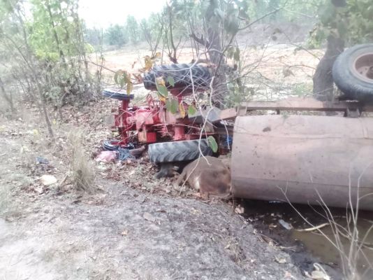 ट्रक से टकराकर ट्रैक्टर-ट्रॉली पलटी, एक मौत