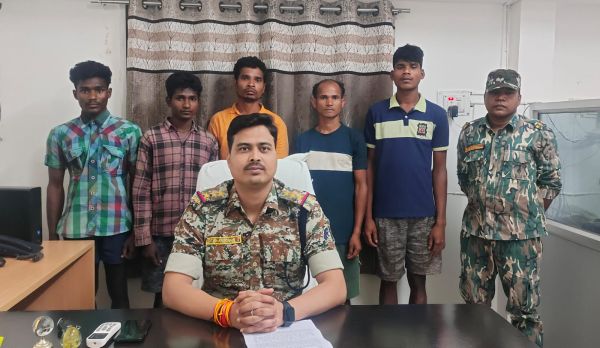 पुलिस ने पांच नक्सलियों को गिरफ्तार किया