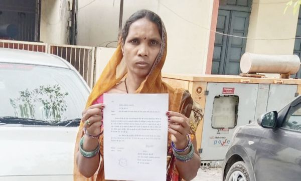 पति सरकारी नौकरी पर,  पत्नी भीख मांगने मजबूर