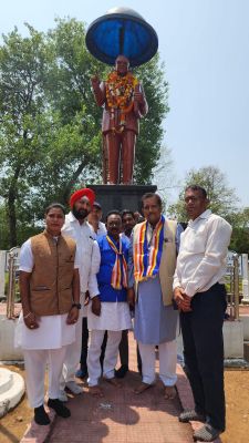 माल्यार्पण कर मनाई बाबा की जयंती