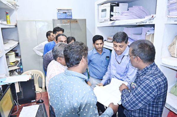 सी विजिल, वेबकॉस्टिंग कक्ष  सहित पंजियों का निरीक्षण