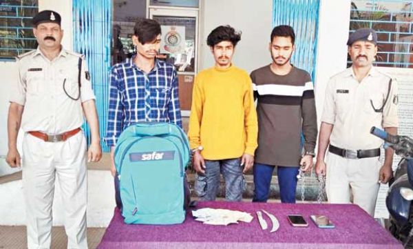  हथियार की नोक पर लूट 2 नाबालिग समेत 5 गिरफ्तार