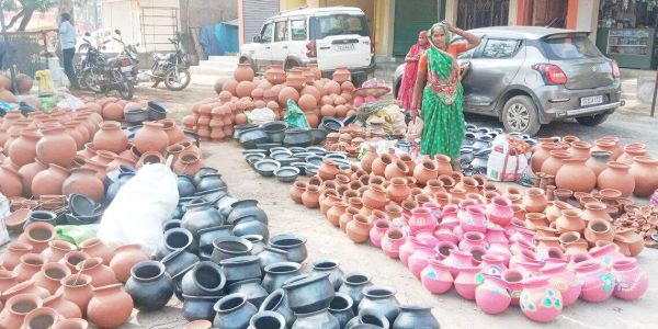 गर्मी बढऩे के साथ मिट्टी के  घड़ों की बढऩे लगी मांग 