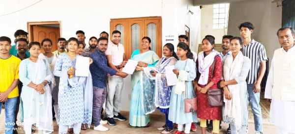 डीएलएड अभ्यर्थियों ने विधायक को ज्ञापन सौंपा