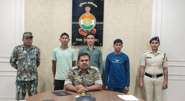 1 हार्डकोर ईनामी सहित 3 नक्सलियों का आत्मसमर्पण