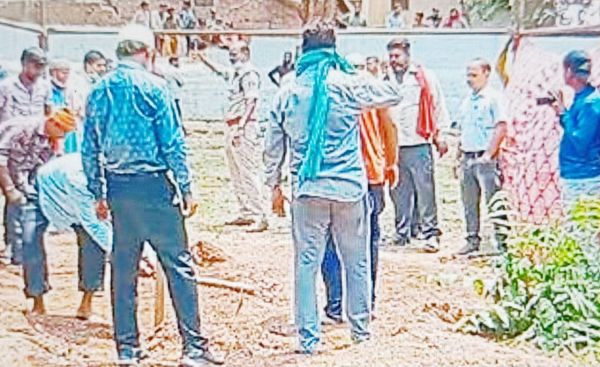 विवाहिता की संदिग्ध मौत, हत्या की शंका होने पर कब्र से निकाला शव