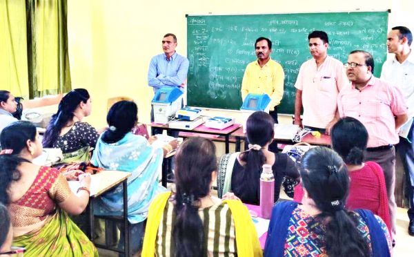 प्रोजेक्टर से बताई मतदान की बारीकियां