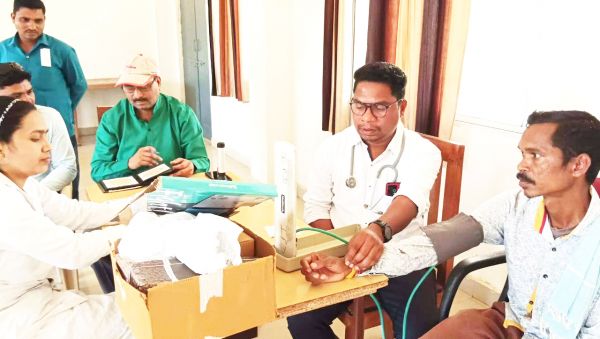 स्कली बस चालक-परिचालकों  की स्वास्थ्य जांच